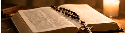 Biblia abierta iluminada por una vela