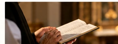 Una persona leyendo un libro